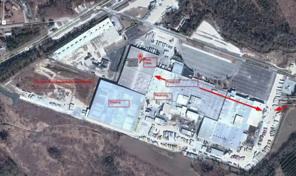Vue aérienne d'une grande installation industrielle avec des emplacements marqués pour l'expédition, la réception, le bureau et le poste d'accueil, plus une ligne de route rouge et un avertissement 2026 gestion de cour concernant une zone de stationnement interdit sur le côté gauche de l'image. C3 Solutions