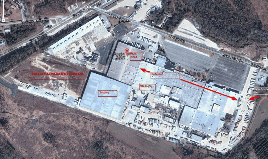Vue aérienne d'un complexe industriel avec des zones étiquetées pour l'expédition, la réception, la production, le stationnement, et un itinéraire marqué par des flèches rouges de l'entrée aux zones d'expédition et de réception - idéal pour la planification de la gestion de la cour en 2026. La zone environnante est principalement boisée. C3 Solutions