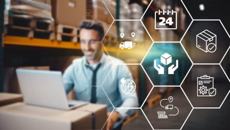 Un homme en tenue de travail travaille sur un ordinateur portable dans un entrepôt, avec des icônes de logistique et de chaîne d'approvisionnement superposées dans des hexagones, mettant en évidence la visibilité de la chaîne d'approvisionnement pour améliorer l'efficacité logistique. C3 Solutions